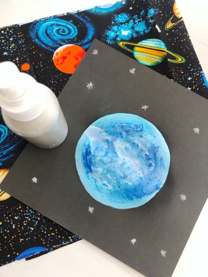 Vẽ mặt trăng bằng baking soda - thí nghiệm giáo dục STEAM giúp học sinh hiểu hơn về hóa học