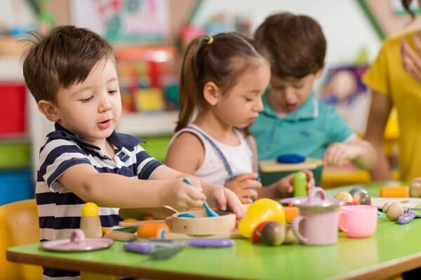 Trẻ học thực hành trong lớp học Montessori 