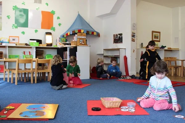 Dạy trẻ theo phương pháp Montessori khuyến khích sự độc lập 