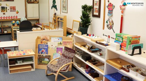 Trang trí lớp học Montessori sử dụng đồ trang trí từ gỗ tự nhiên