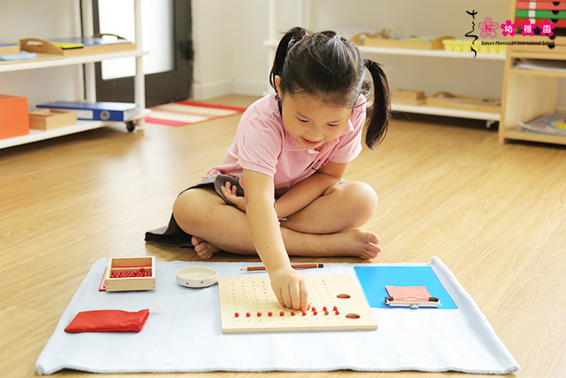 Trò chơi Montessori giúp bé phát triển các kỹ năng vận động tinh