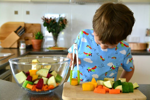 Các trò chơi Montessori như gắp rau củ giúp bé khéo léo hơn