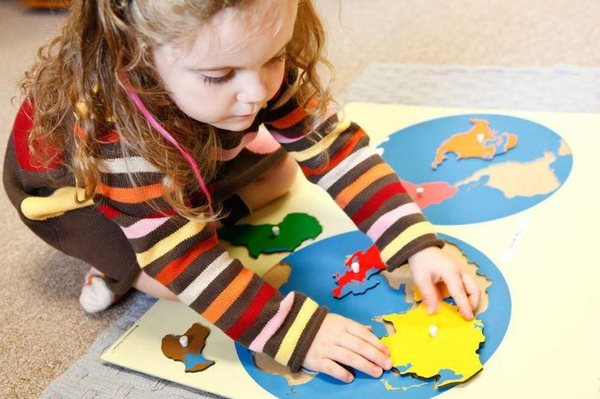 Nguyên tắc cốt lõi của chương trình giáo dục mầm non Montessori là gì?