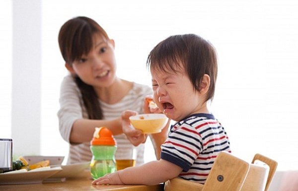 Khủng hoảng tuổi lên 2: Trẻ bắt đầu quấy khóc và khó khăn trong việc ăn uống
