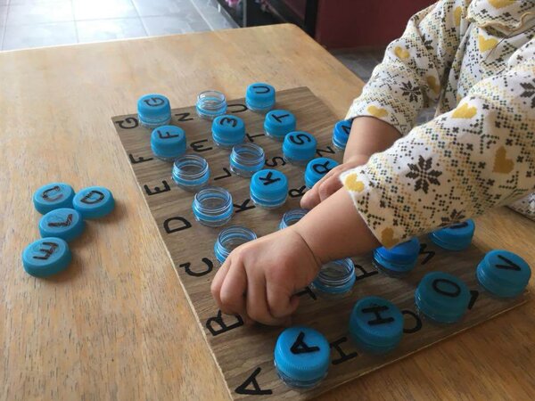 Trò chơi ba mẹ có thể áp dụng khi dạy trẻ học chữ cái
