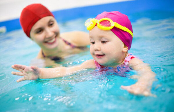 Bơi lội là một kỹ năng sống giúp trẻ có thể sinh tồn trong tình huống nguy hiểm 