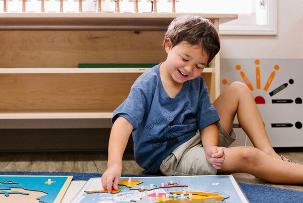 Phương pháp giáo dục Montessori tập trung vào các giai đoạn phát triển của trẻ