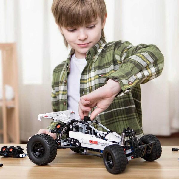 Trẻ thường xuyên lắp ráp xe sẽ giúp hình thành và tăng cường khả năng quan sát và tập trung cao độ