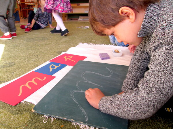 Phương pháp dạy bé học chữ cái thông qua trò chơi