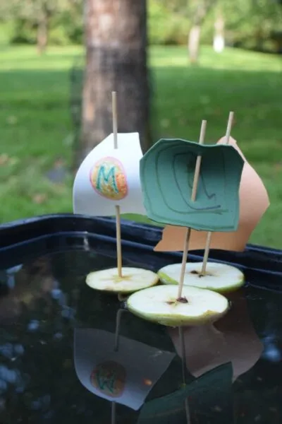 Cách làm thuyền tự chế bằng táo trong bồn nước