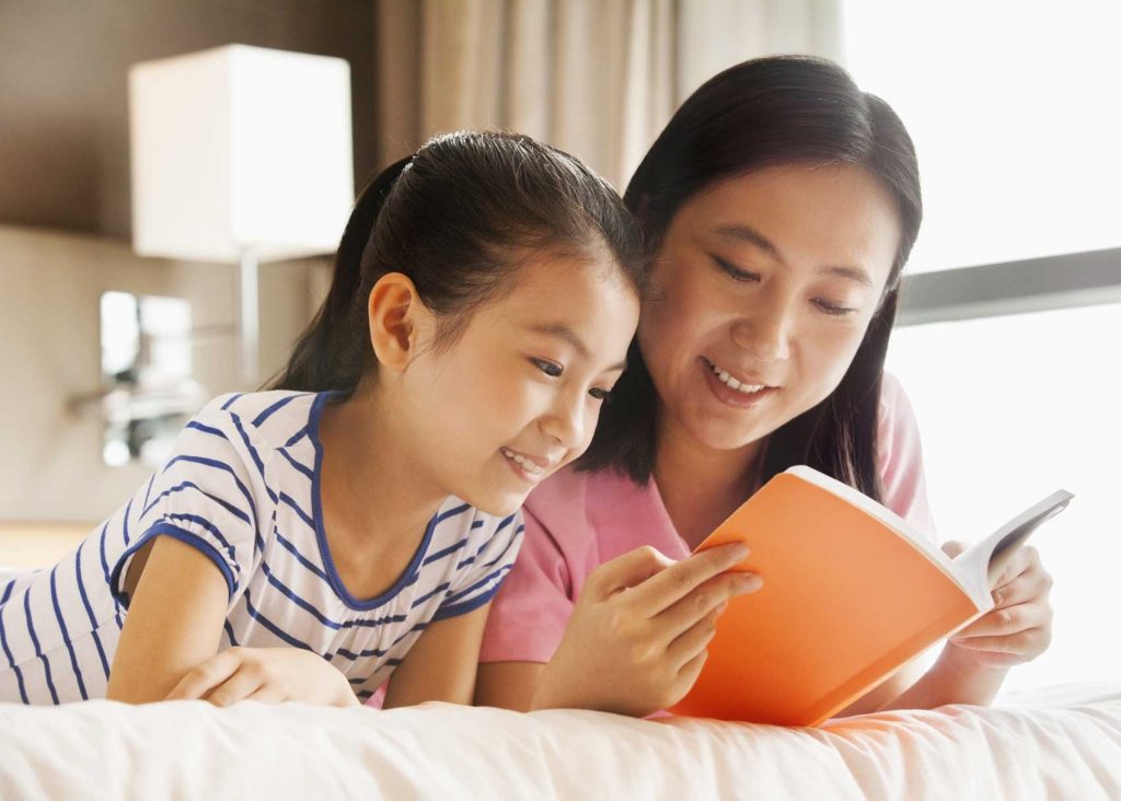 Cách dạy con thông minh - Đọc sách và nghe từ sớm