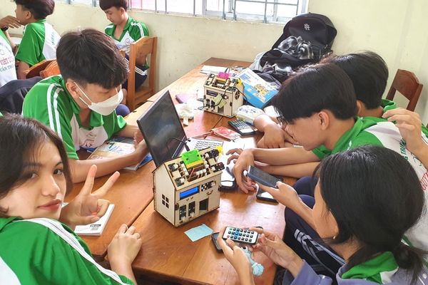 Lớp học STEM Education với nhà thông minh Home:Bit, nguồn: thầy Trang Minh Thiên