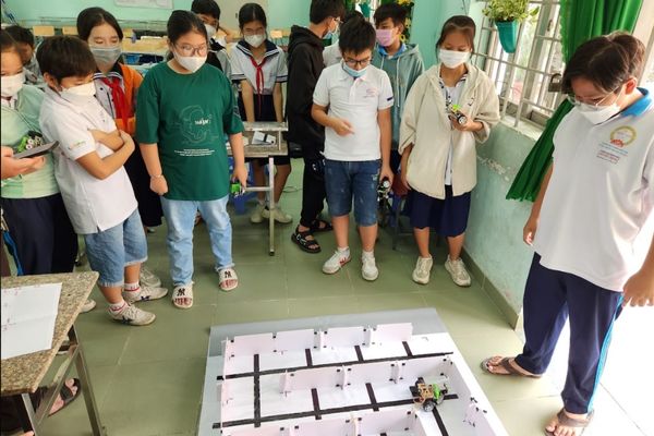 Học sinh thi đấu robot giải mê cung trong chương trình STEM THPT