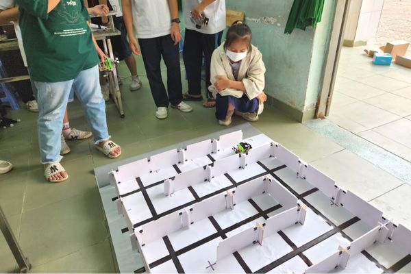 Cuộc thi STEM về Robot giải mê cung tại THCS Tân Phú Trung, TP. HCM