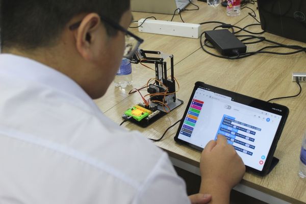 Phần mềm STEM OhStem App hỗ trợ lập trình cánh tay robot ArmBot