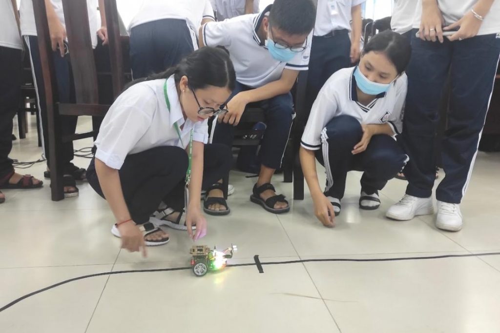 Buổi Tập huấn STEM tại trường THPT chuyên Hoàng Lê Kha dạy về robot dò line