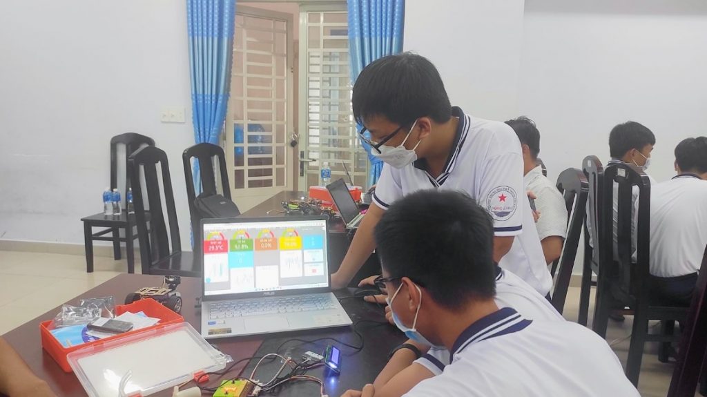 Học sinh làm quen công nghệ IoT tại buổi tập huấn STEM tại trường THPT chuyên Hoàng Lê Kha, Tây Ninh