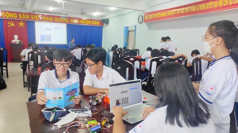 buổi tập huấn STEM tại trường THPT chuyên Hoàng Lê Kha