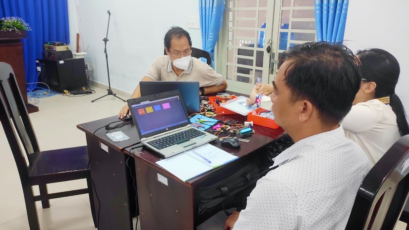 Giáo viên tham gia buổi tập huấn STEM tại trường THPT chuyên Hoàng Lê Kha