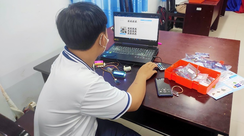 Học sinh huấn luyện hình ảnh (trí tuệ AI) ở buổi tập huấn STEM tại trường THPT chuyên Hoàng Lê Kha