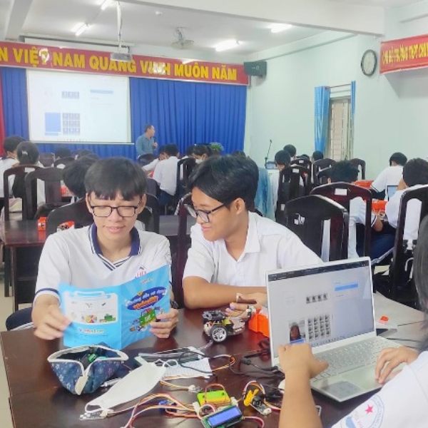 Tập huấn STEM tại trường THPT chuyên Hoàng Lê Kha, Tây Ninh