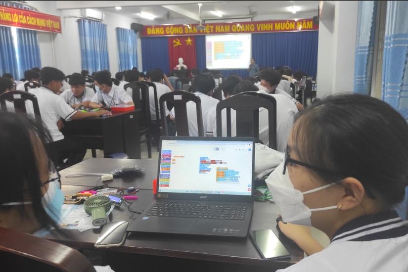 Tập huấn STEM tại trường THPT chuyên Hoàng Lê Kha