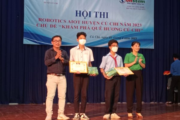Học sinh nhận giải tại hội thi Robotics AI tại Củ Chi
