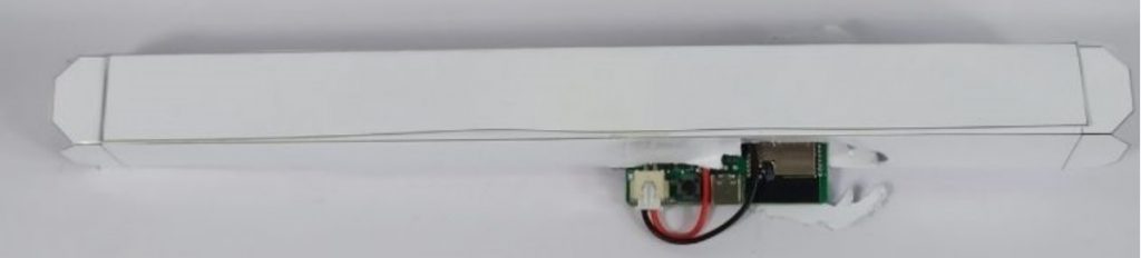 Kết nối pin và cố định mô hình thước đo cân bằng