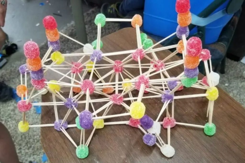 Sản phẩm STEM lớp 5: Mô hình cầu bằng kẹo dẻo