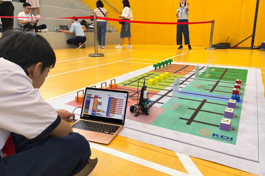 Học sinh tự lập trình robot Rover vượt qua thử thách trên sa bàn thi đấu