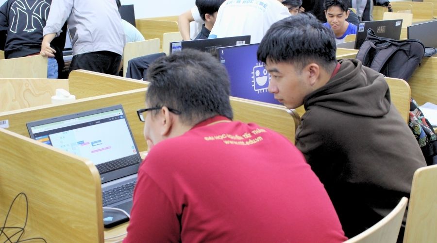 Tập huấn về IoT với Yolo UNO tại trường DH Nguyễn Tất Thành, TP. HCM