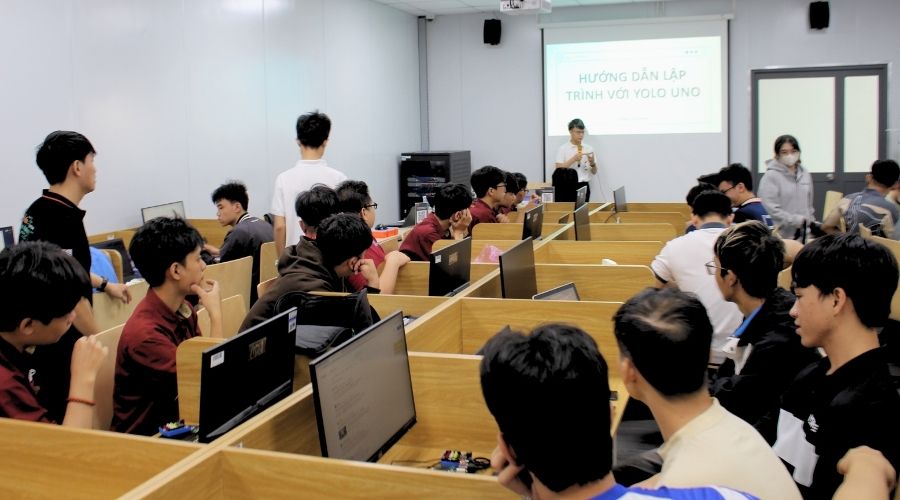 Tập huấn về IoT với Yolo UNO tại trường DH Nguyễn Tất Thành, TP. HCM