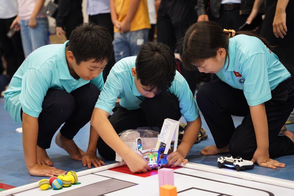 Triển khai chương trình STEM Robotics cho trường học với robot Rover