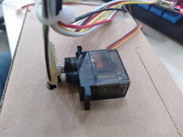 Cố định Servo vào hộp