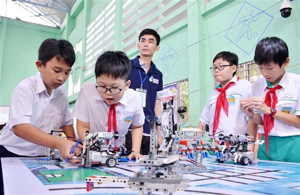 Học sinh làm quen với STEM