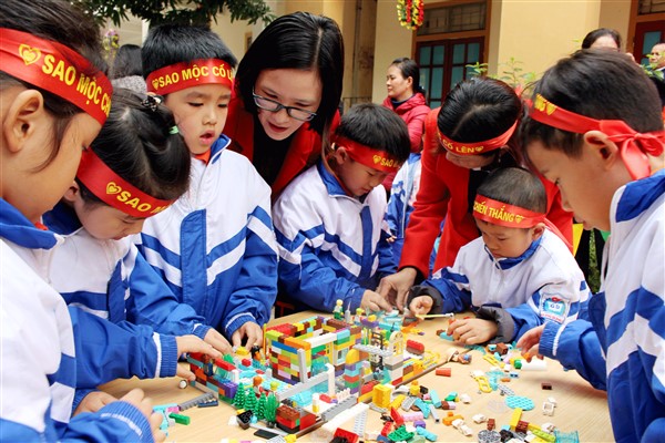Giáo viên hỗ trợ học sinh