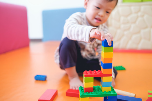 trẻ học hỏi với phương pháp montessori