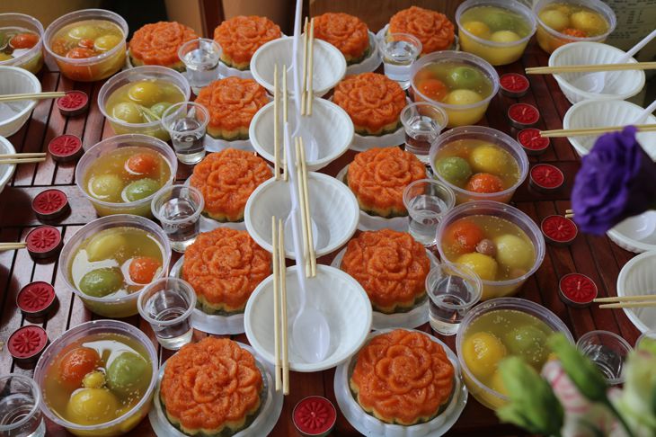 Chuẩn bị mâm cúng thôi nôi bé trai