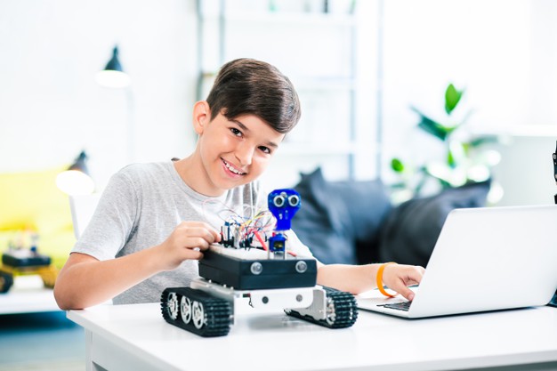 Nên cho trẻ tiếp xúc với robot từ sớm theo giáo trình STEM