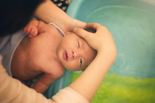 Cách tắm nắng cho bé mùa hè