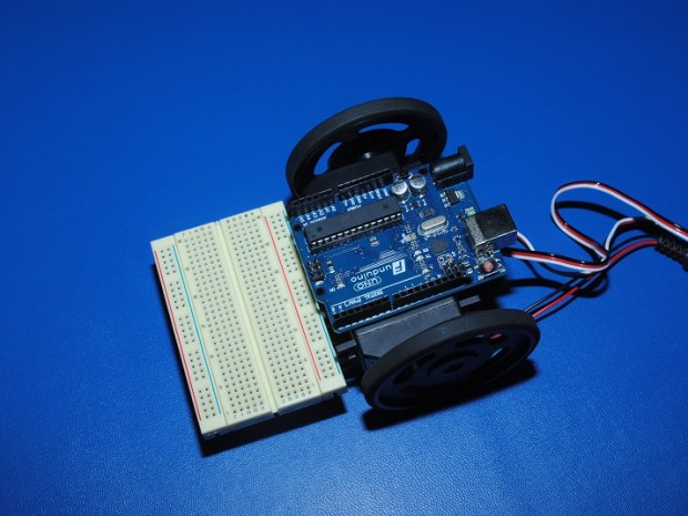Gắn bánh xe vào robot arduino