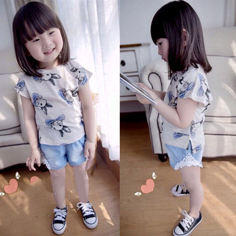 Cách chọn trang phục mùa hè cho bé gái: quần jeans kết hợp áo họa tiết