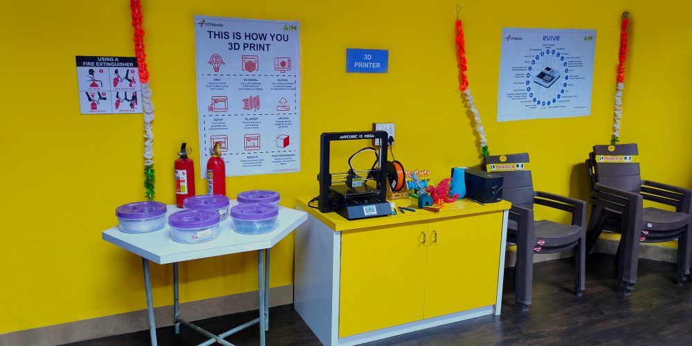 Máy in 3D trong phòng LAB STEM