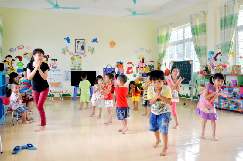 Cách chơi trò trời tối trời sáng cho trẻ mầm non