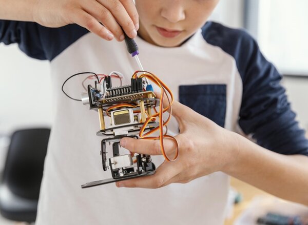 Sáng tạo với đam mê cùng STEM robotics