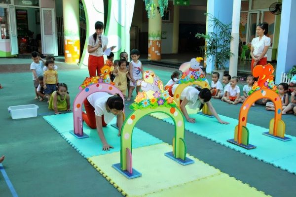 Mang lại tâm trạng thoải mái cho bé khi thực hành các bài tập phát triển tư duy cho trẻ mầm non