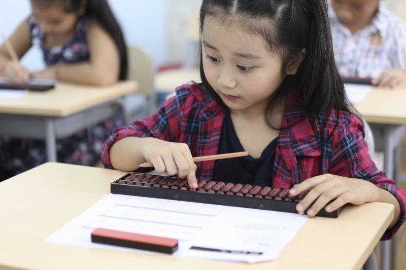 Bé tính nhẩm nhanh chóng cùng toán tư duy Soroban