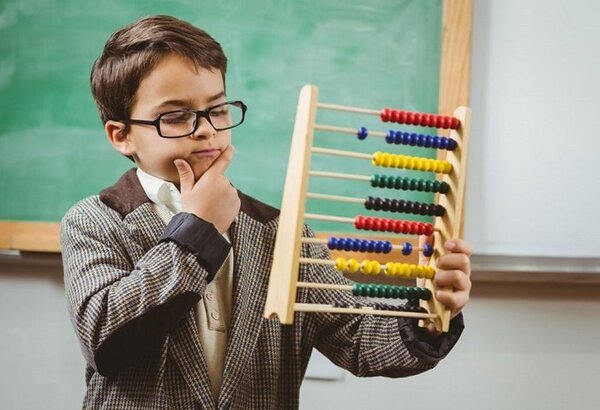 Dạy toán lớp 1 cho bé và sự tham gia của các loại giáo cụ 
