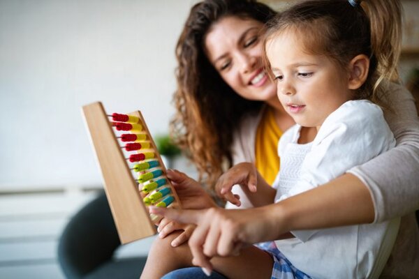 Sử dụng toán tư duy Soroban cũng là cách để giúp kích thích vận động chân tay