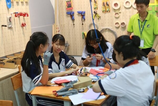 Học sinh thực hành trong lớp học STEM